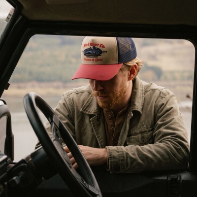 Caps - Black River Tradition Of Speed Trucker (beige/marineblå/rød)