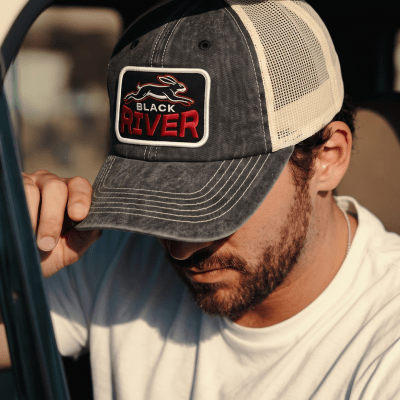 Caps - Black River Hare Washed Trucker (svart/kremfarget)