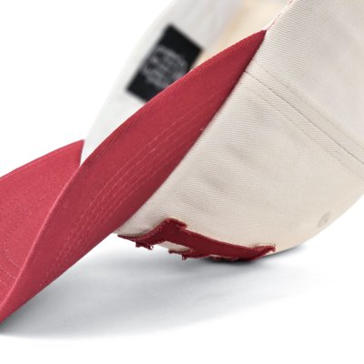 Caps - Gårda Letter Cap 'E' (hvit/rød)