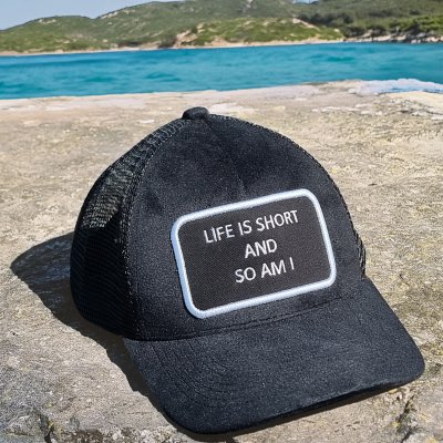 Hette - Gårda Velvet Trucker Life Is Short (svart)