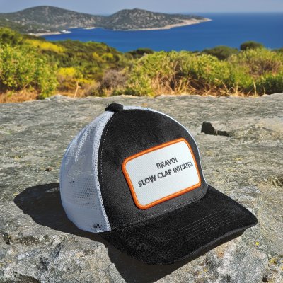 Hette - Gårda Velvet Trucker Slow Clap (svart og hvit)